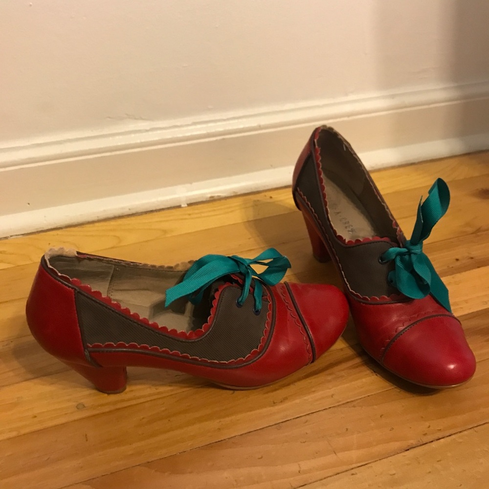Ladies Chelsea Crew Red Vintage Heels Size 7.5